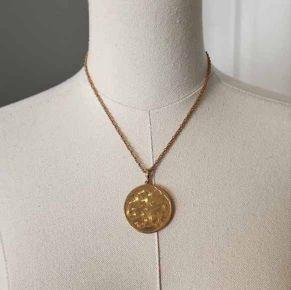 Lia Sophia Jewelry - NWOT Lia Sophia Gold pendant necklace